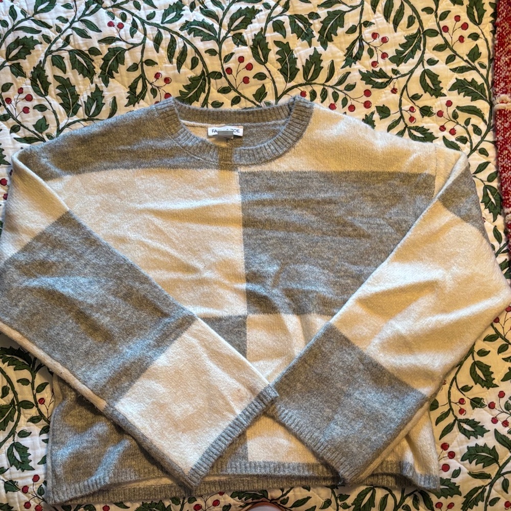 Faith & Zoe Women's Gray and White Sweater